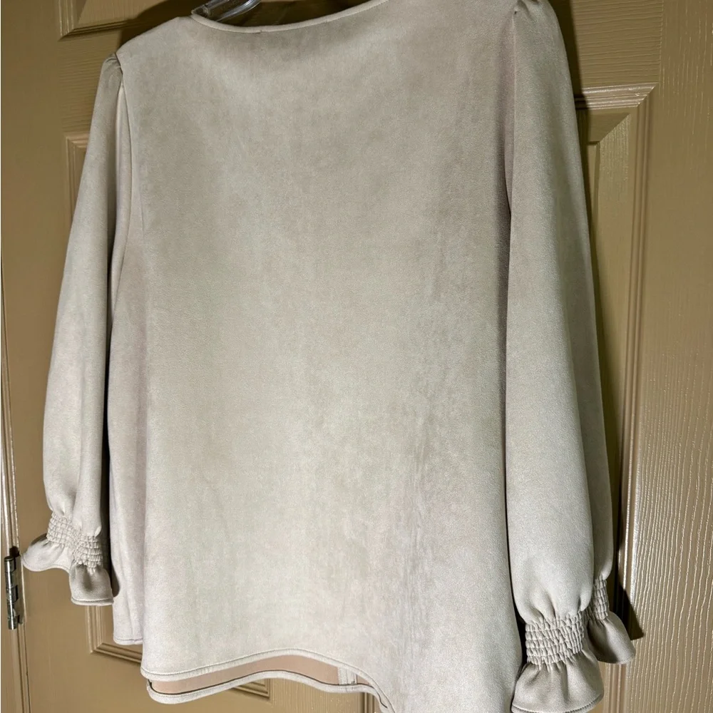 Cream V-Neck Blouse with Ruffled Sleeves - Picture 4 of 5